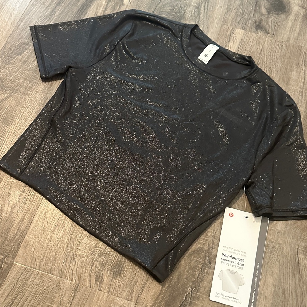 NWT! Lululemon 🍋 Wundermost Cropped T-Shirt *Shine
Luxe Shine Foil Print Black